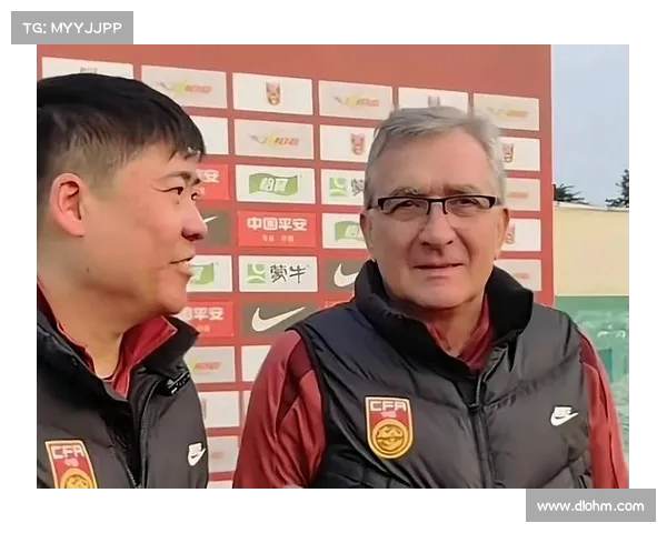 韩媒讽刺国足伊万被揪衣领 翻译惊讶主帅陪笑场面尴尬 韩媒讽刺国足伊万被揪衣领 翻译惊讶主帅陪笑场面尴尬